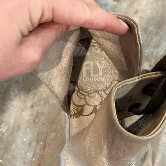 Women’s FLY LONDON Yema ivory pearl leather wedge sandals- Size 36 - Picture 11 of 11